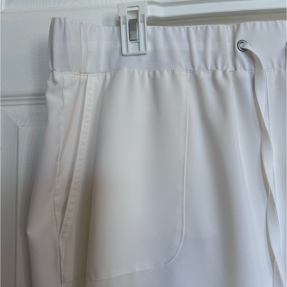 Chico’s size 3(XL/16) White Chic360 Tulip-Hem Crops 36” Length - Picture 5 of 9